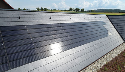 Schiefer Bedachung mit integrierten Solarpanelen