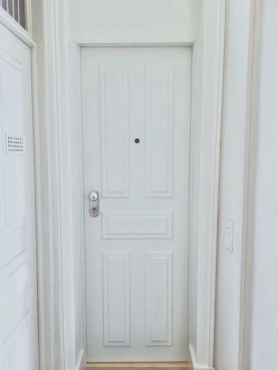 Porta Branca Blindada com painel com moldura feito a mão 