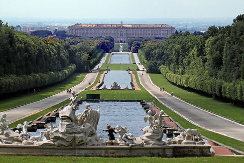 Reggia_di_Caserta,_prospettiva_dalla_fontana_di_Venere_e_Adone_-_panoramio.jpg