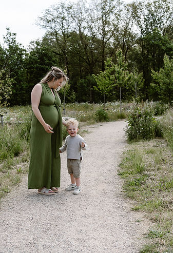 moeder en zoon in een bloemenveld