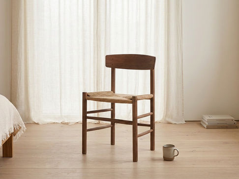 J39 a Mid-Century piece of furniture in a room