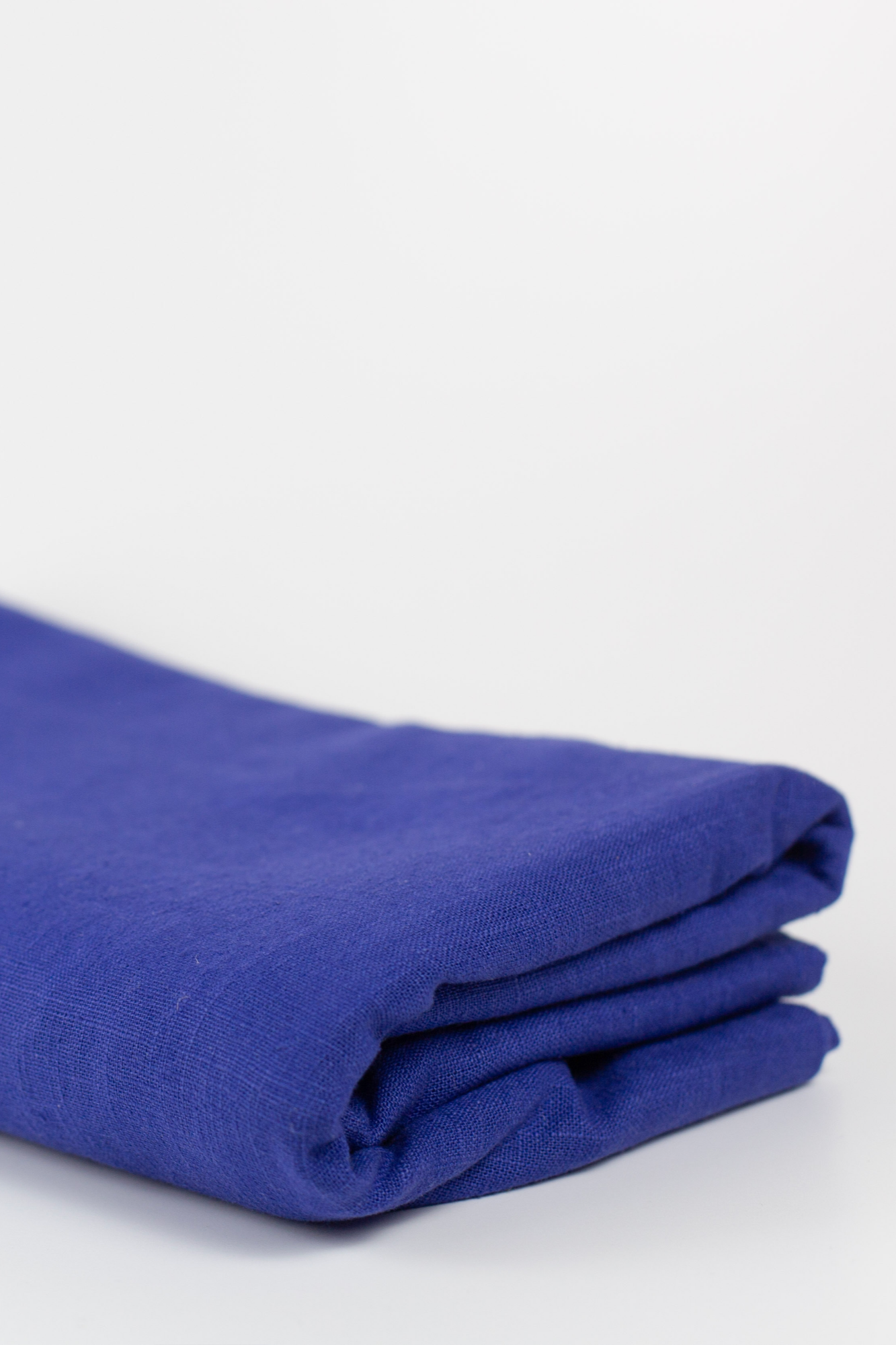 Königsblaue Tischdecke gefaltet