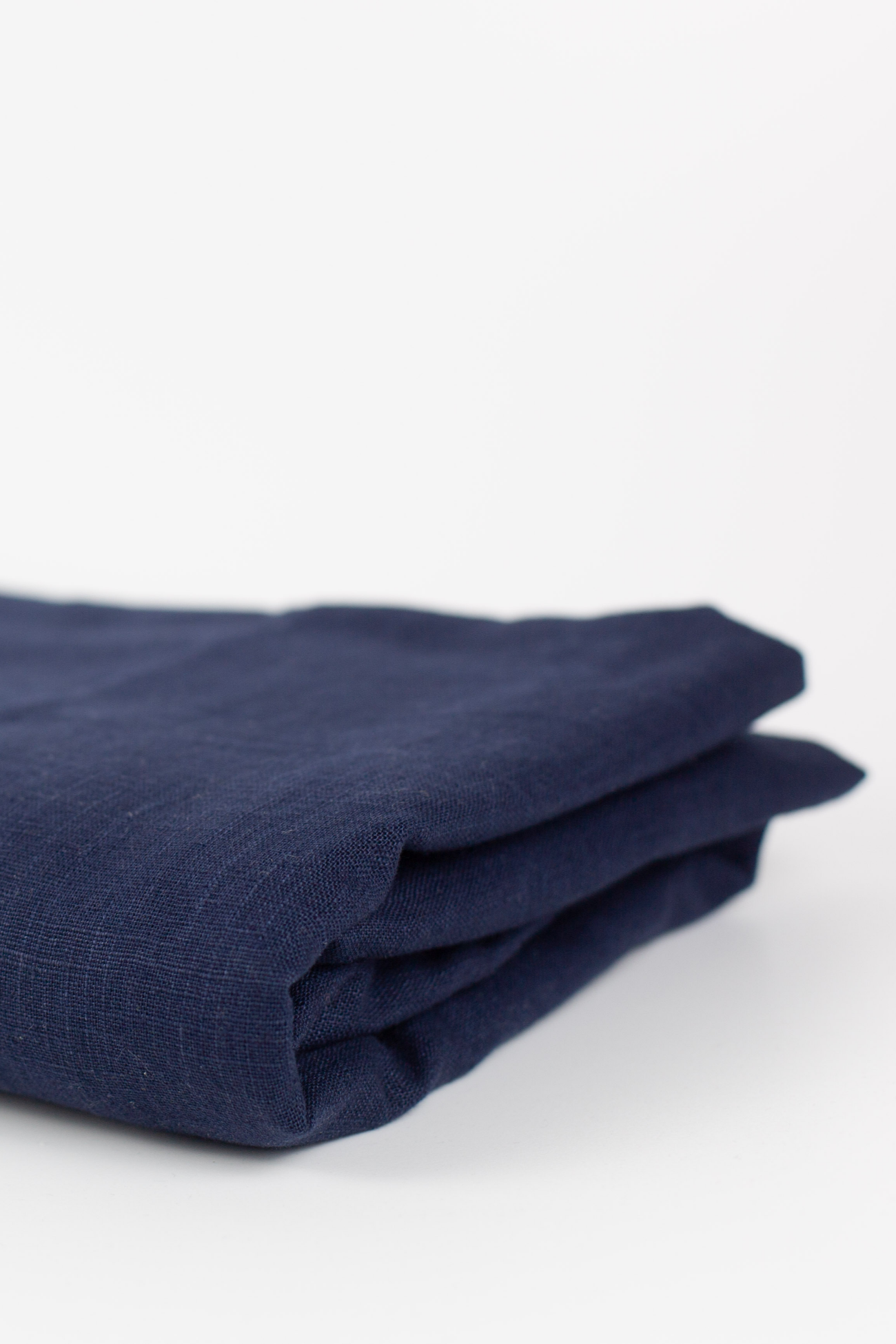 Marineblaue Tischdecke gefaltet