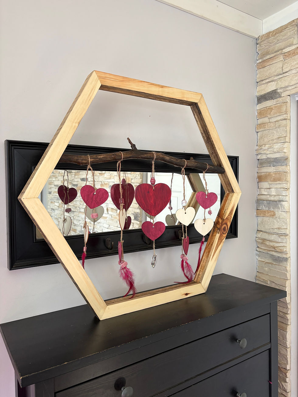 Thumbnail: Éclat d’Amour – Cadre hexagonal en bois naturel avec cœurs suspendus