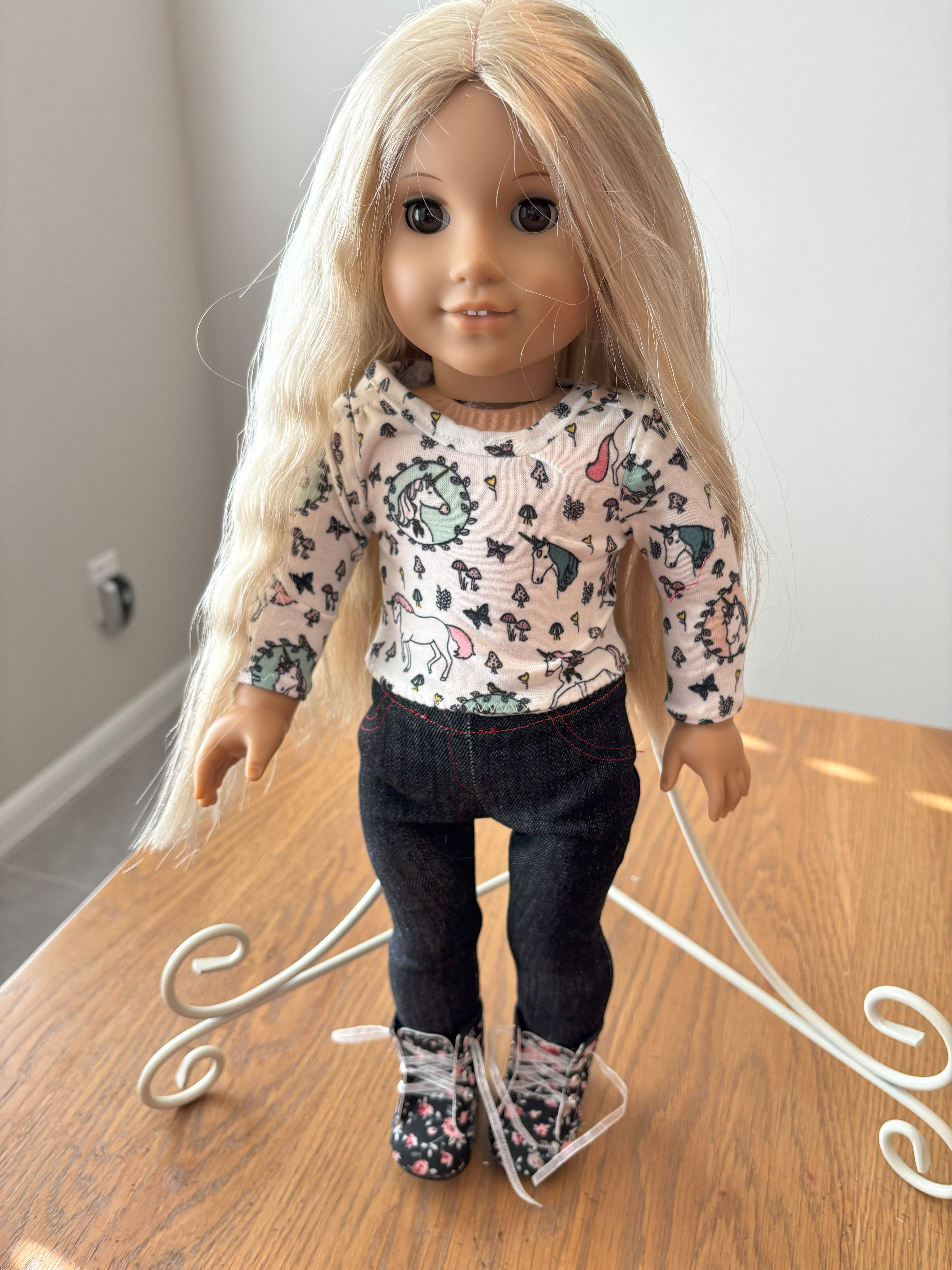 Skinny Jeans & Unicorn Print Knit T-shirt & Boots