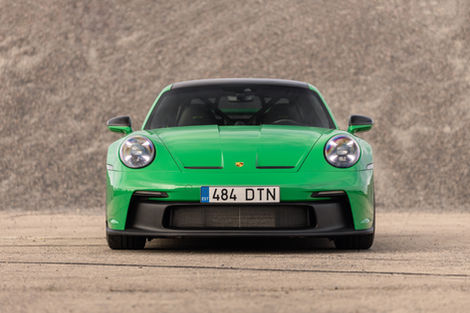 Roheline Porsche GT3 Tartus – professionaalne otsevaade sportautost müügikuulutuse jaoks.