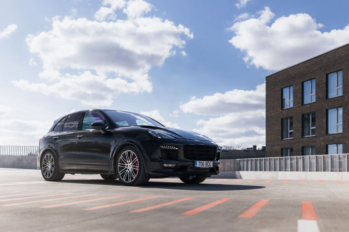 Müügifotod kuulutuse tarbeks - Porsche Cayenne. Pildistamine Tartus ja Tallinnas. Broneeri fotosessioon juba täna!