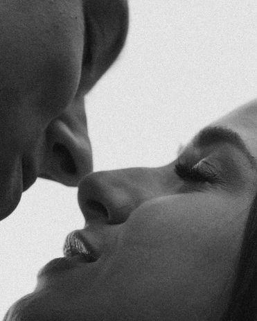 Mustvalge lähedane moment, jäädvustatud lähedalt – emotsioonide ja detailide harmoonia, mis räägib oma loo. Portreesessioon Tartus. Romantilised ja kunstilised paari fotosessioonid looduses ja linnas, mis toovad esile armastuse ja läheduse, professionaalne pildistamine Eestis.