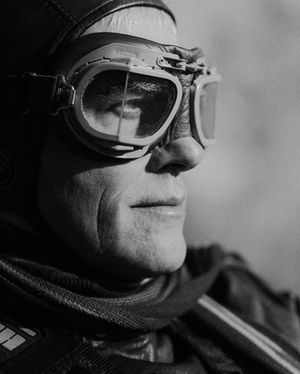 Mustvalge lähivõte autojuhist.