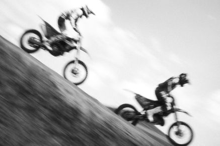 Krossisõitjad Lange Motokeskuses võistlustel, professionaalne motospordi ja ürituste fotograafia.