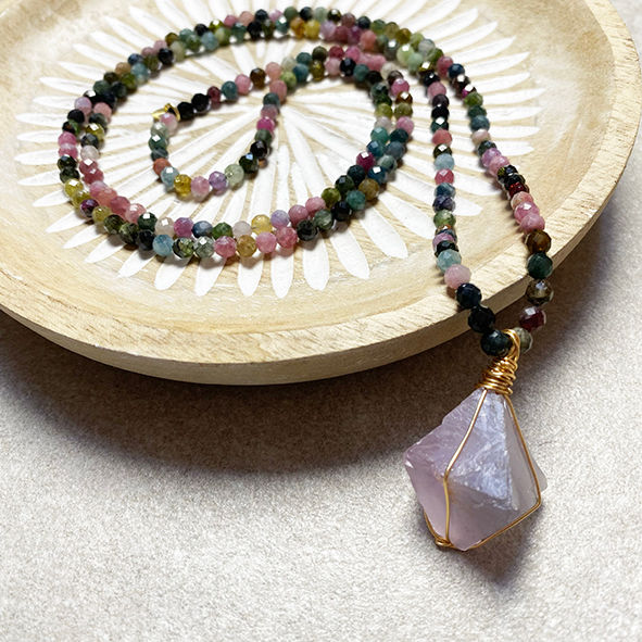 Turmalin-Kette mit großem Fluorit-Hexagon