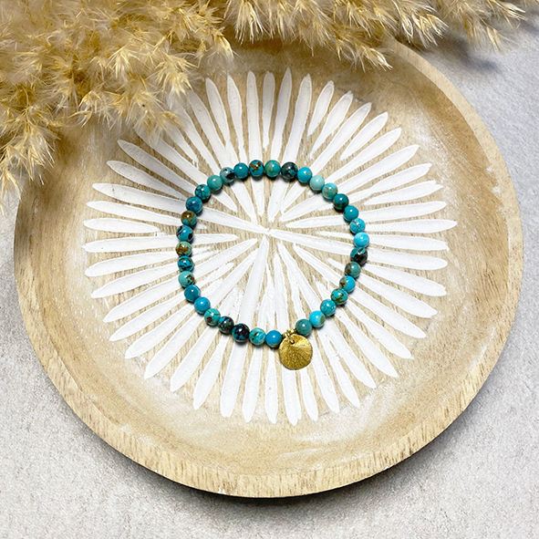 Türkisarmband mit Goldplättchen