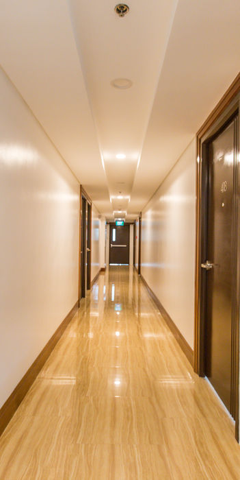 Apartment hallway with doors numbered 418 and 419