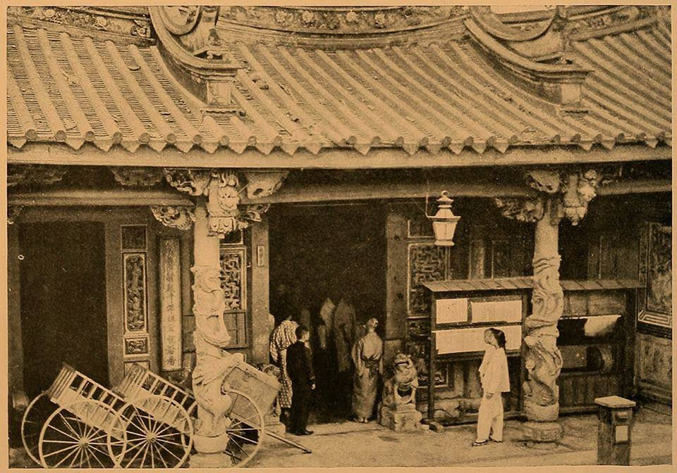 1920年的溫陵媽廟(原址),廟前有個郵筒
