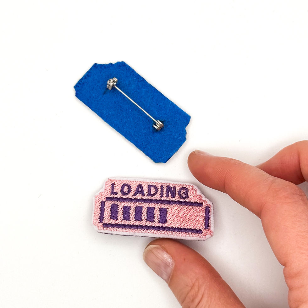 Miniature : Broche brodée "Loading" – Patience…