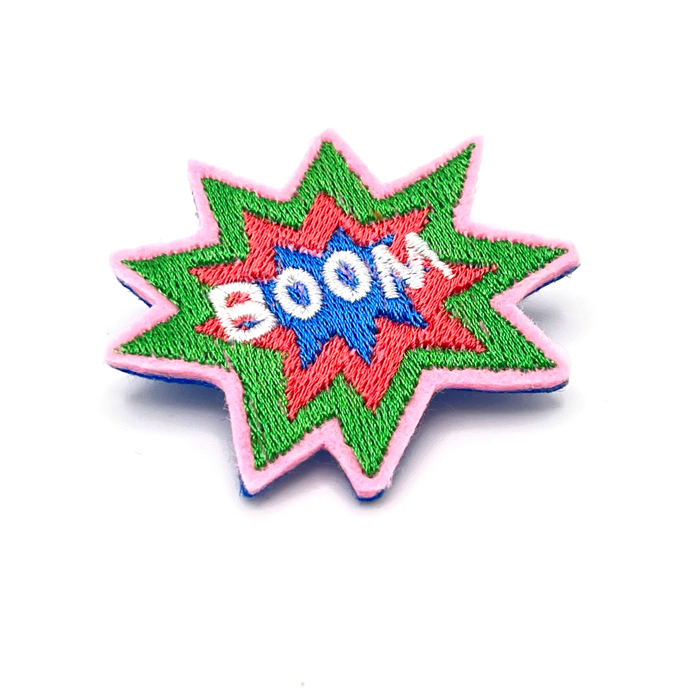 Broche brodée "BOOM" – L’étincelle brodée