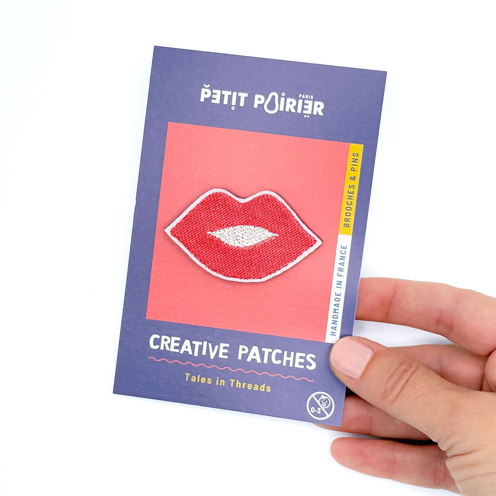 Miniature : Broche « Kiss » brodée – Ton petit talisman Bisou de secours