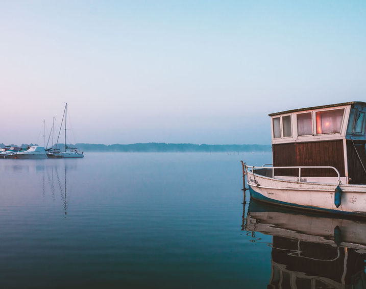 Boote früh am Morgen auf ruhigem Wasser