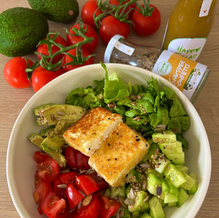 Gebackener Feta auf gemischtem Salat