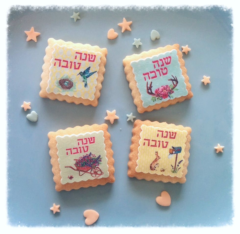 עוגיות עם קישוט דף סוכר שנחתך בסילואט