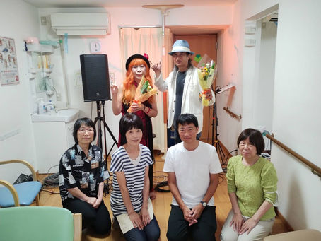 9月21日小路東の長屋デイサービスつなぐでライブ。定員10人の小さな2軒長屋に26人もの方が参加で満員御礼。