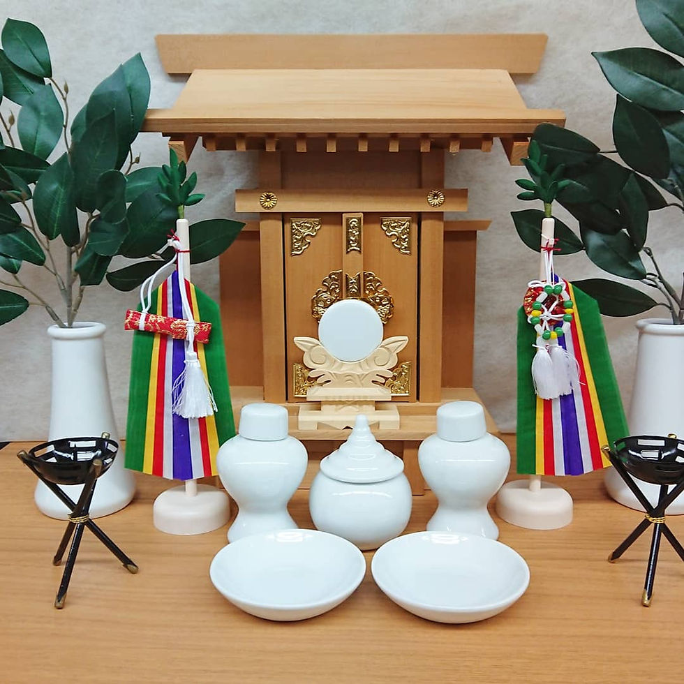 長崎市の仏壇・仏具・お香専門店「おぶつだんの利休堂」で販売中の神棚と神具一色。ヒノキ製の神棚の手前に神境、平子、榊立て、水玉、かがり火、まさかり、榊の造花が飾ってある。