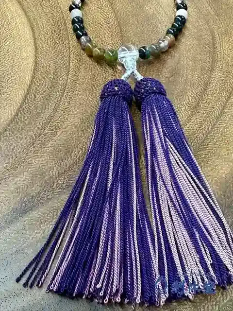 トルマリン念珠の房のアップ。紺色とピンクの正絹房（正絹）の美しい仕立てとグラデーション。