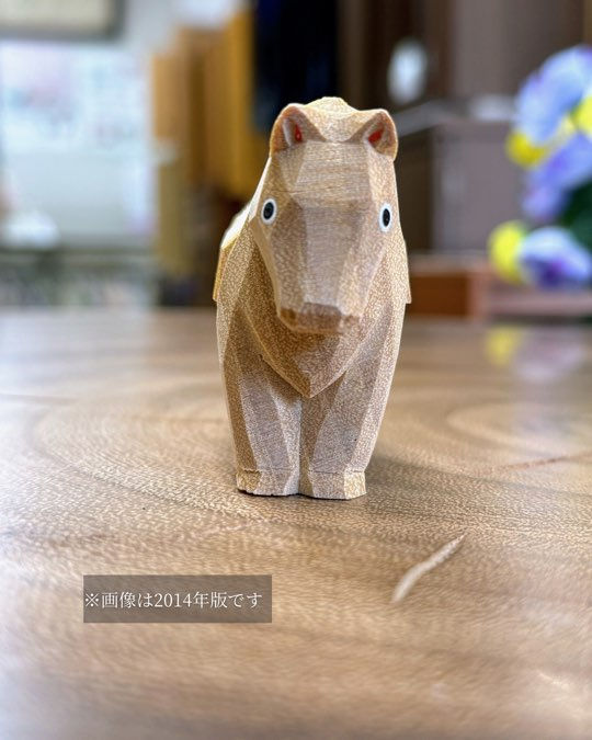 (顔の正面からのショット): 2014年版の大仏師・松本明慶工房謹製「干支 午の木彫りの置物」の顔の正面からのクローズアップショット。力強く彫られた馬の表情がはっきりと見て取れます。木彫りの温もりと、細部まで魂が込められた仏師の技が感じられる一枚です。 ※画像は2014年版です。