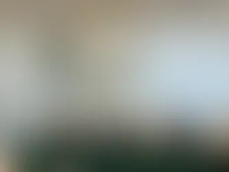 長崎市仏教連合会の懇親会にて、壇上の長テーブルでアイマスクを着用し、真剣な表情で「格付けチェックゲーム」を楽しむお坊さんと仏教関係者の様子。