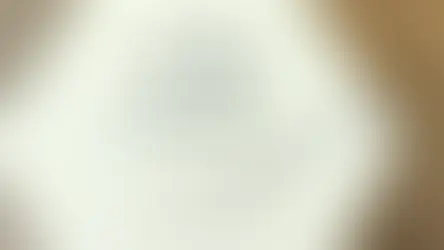 長崎市仏壇・仏具店「おぶつだんの利休堂」の木目調テーブルに置かれた、松栄堂のお灸専用線香「灸都」のパッケージ。