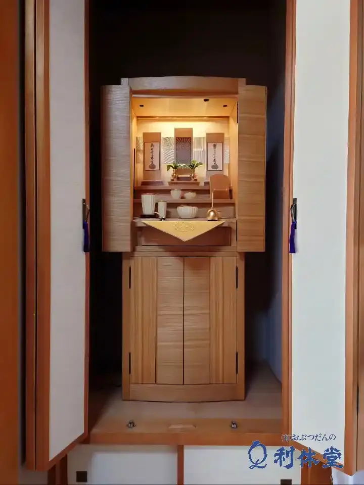 長崎市の仏壇・仏具店「おぶつだんの利休堂」が長与町高田郷のお客様宅へ、高さ120cmのモダン仏壇を地袋付仏間に安置した様子。