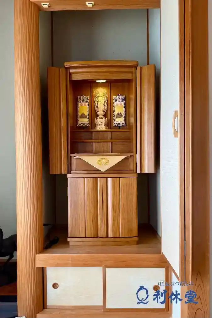 長崎市仏壇・仏具店「おぶつだんの利休堂」による納品事例。長崎市の地袋付仏間に安置された桐製のモダン仏壇。木の温もりあふれる家具調のデザイン。