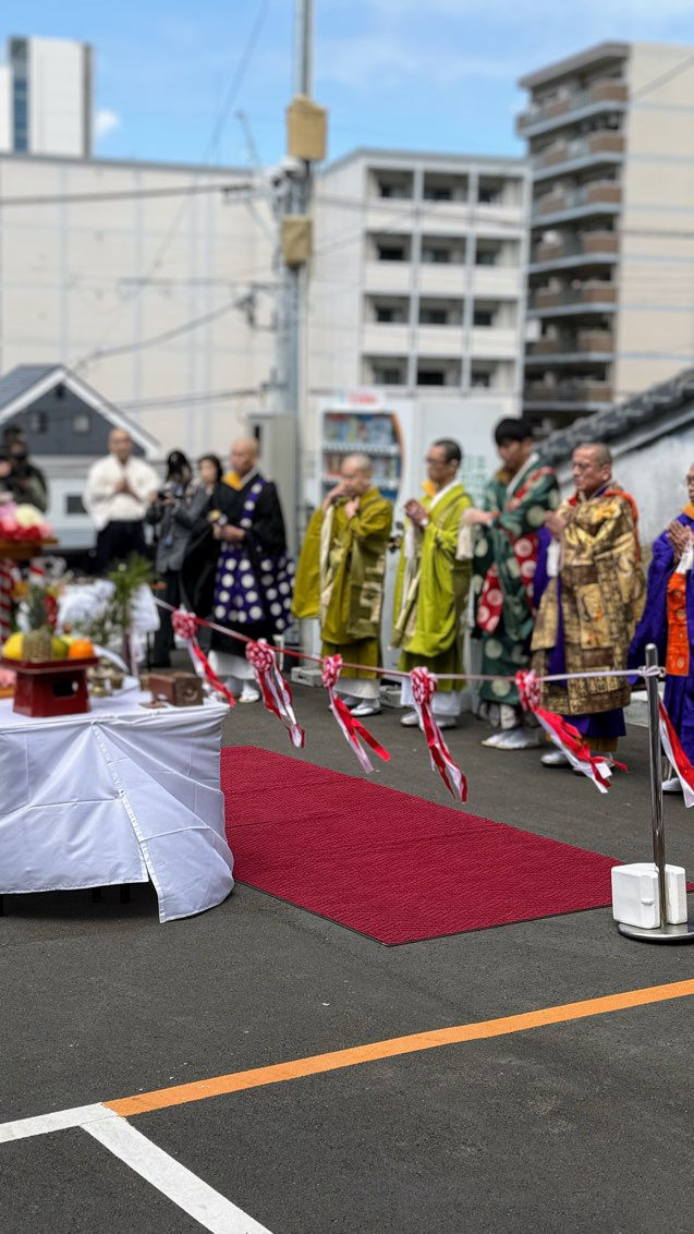 2025年4月2日、長崎 延命寺の花まつり「花ぐるま出発式」。テープカットを行う僧侶や参加者の様子。