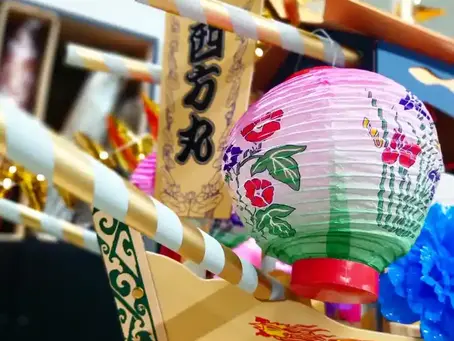 長崎市仏壇・仏具店「おぶつだんの利休堂」2026年版の店頭展示精霊船。西方丸の札やほうずき提灯、モールで装飾された板紙船キットのアップ。