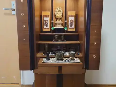 長崎市の仏壇店「おぶつだんの利休堂」が設置。リビングに馴染むモダンな上置き仏壇を、高さ15.5cmの増台に載せて安置した様子。