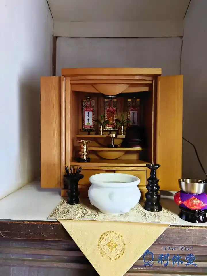 おぶつだんの利休堂の納品事例。長崎市神浦の高さのある仏間に、仏壇台を使わず安置したタモ材・ライト色のモダン仏壇の全体写真。内部には真宗大谷派仕様のご本尊と脇侍の掛け軸がすっきりと収まっている様子。