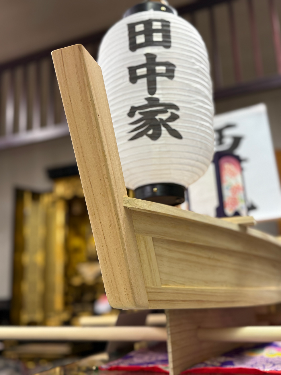 白木船を下から撮影した様子