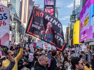 Movilización masiva en EE.UU. bajo el lema “No a los Reyes” en protesta contra Trump