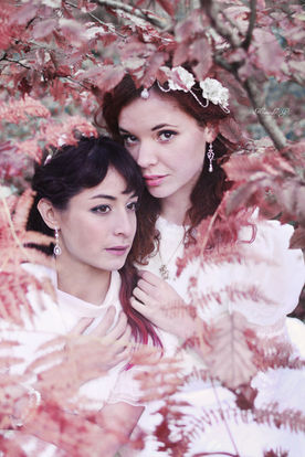 shooting séance photo amis amitié complicité Angers Cholet Marie-L.G. Photographie rose fougères robes blanches