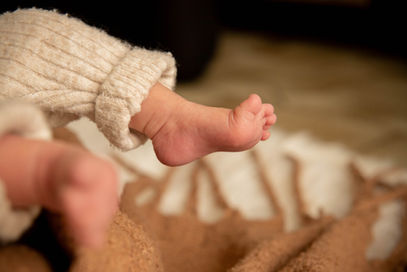 shooting séance photo naissance nourisson bébé nouveau-né famille Angers Cholet Marie-L.G. Photographie détails pied