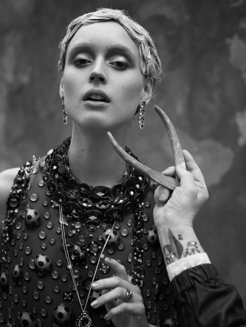 photo noir et blanc d'une jeune mannequin posant pour un scultpteur