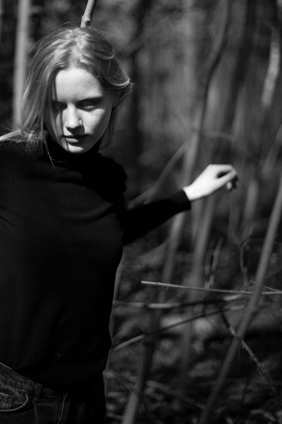Regard mystérieux et envoûtant d'un mannequin capturé en noir et blanc par isshogai
