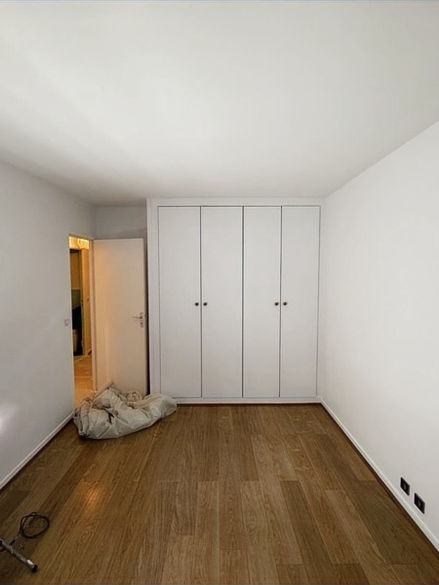 Travaux de dépose de papier peint avant peinture des murs par artisan peintre à Vincennes
Préparation des murs et du plafond avant peinture intérieure à Vincennes
Chantier de rénovation intérieure par peintre en bâtiment à Vincennes