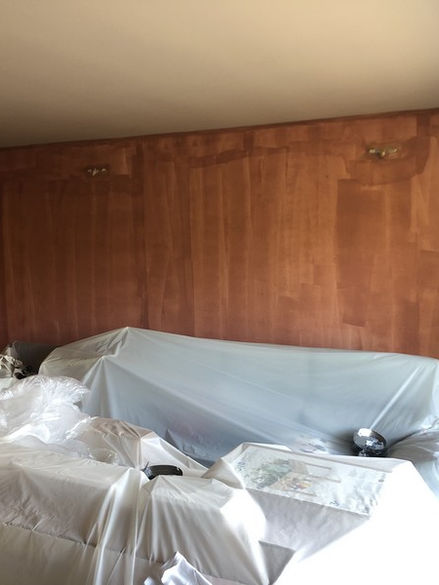 appartement rénové avec peinture haut de gamme Farrow & Ball : plafond et murs en Joas White clair, murs d’accent en Picture Gallery Red profond. Finition Dead Flat pour un rendu élégant et durable, avec protection des sols et mobilier durant les travaux