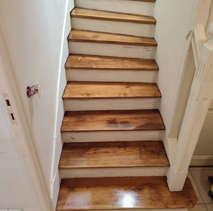 ponçage marches d'escalier , peinture cage d'escalier