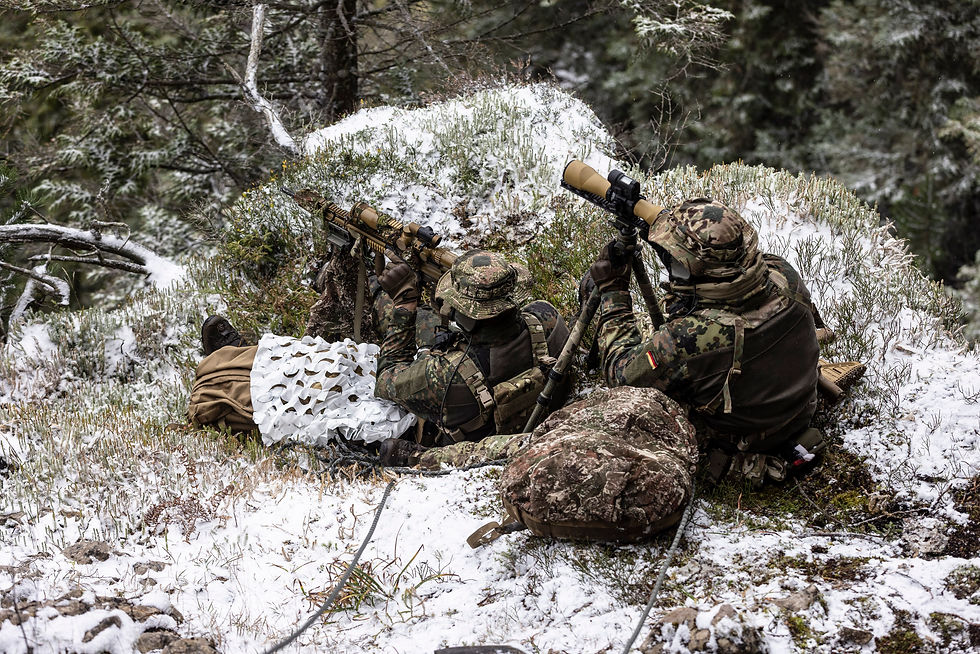 Zwei Scharfschützen in einer Stellung auf einem Bergvorsprung. Sie tragen Flecktarn.