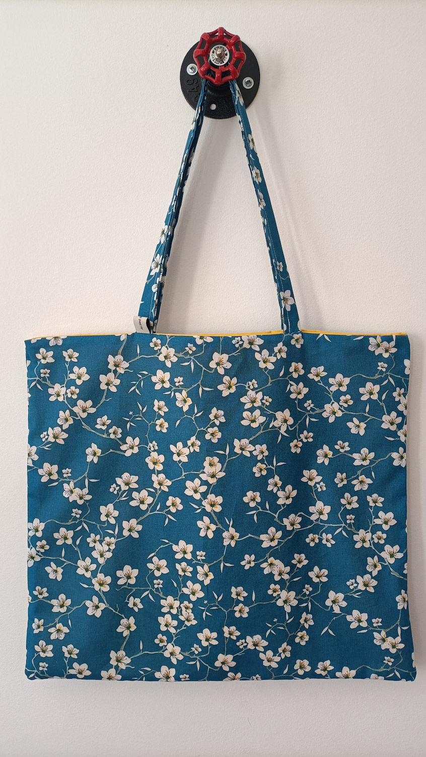 Miniature : Tote bag motif fleurs d'amandier sur fond bleu