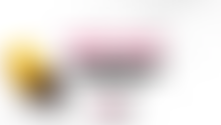 İş güvenliği uzmanı ve işyeri hekimi, modern bir ofis ortamında risk değerlendirmesi yaparken, helmet ve evraklarla birlikte çalışanlara danışmanlık veriyor.