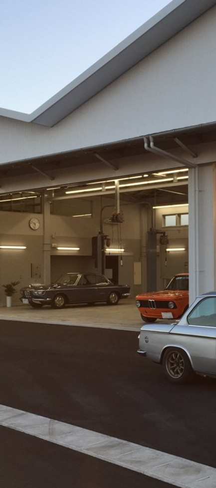 自動車修理工場03WORKS夕景