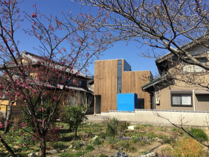 木張りの外観 施行中